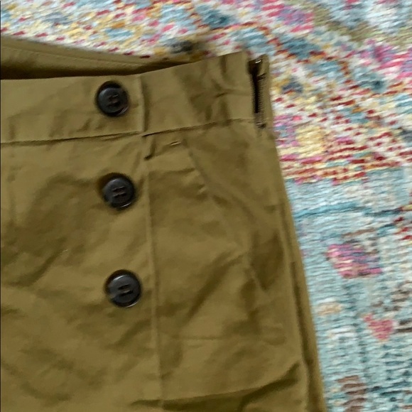 Front Buttons Banana Republic Shorts - Picture 2 of 3